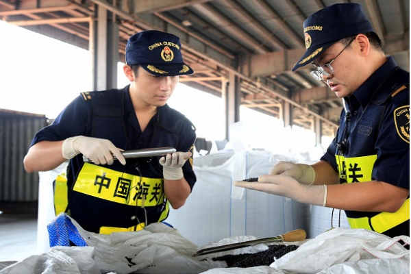宁波海关所属大榭海关查获一起申报品，名为“聚氯乙烯再生切片”的固体废物
